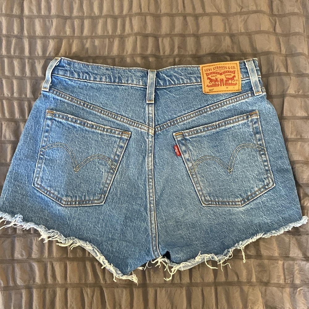 Levi's Women's 501 Original Shorts, Jazz Solo-Medium Indigo, sz 28 - Picture 3 of 6